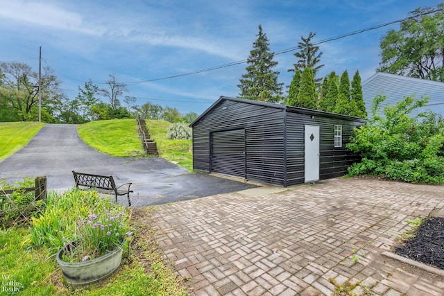 656 Lawson Dr, Lake Orion, MI 48362 - view of detached garage