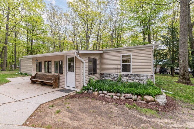 122 Shady Grove Ln, Roscommon, MI 48653 - view of front of home featuring stone siding