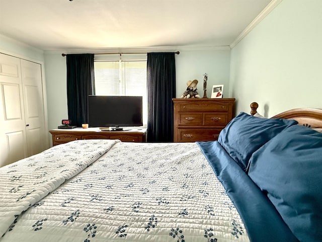 2684 Lakeshore Dr, Gladwin, MI 48624 - bedroom featuring ornamental molding and a closet