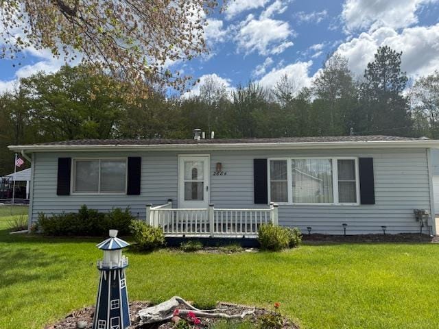 2684 Lakeshore Dr, Gladwin, MI 48624 - view of front of home with a front yard