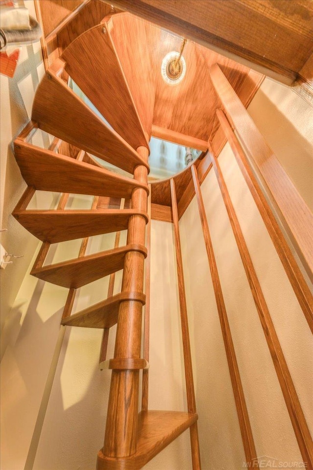 49016 Pointe Lakeview Dr, Chesterfield, MI 48047 - view of stairway
