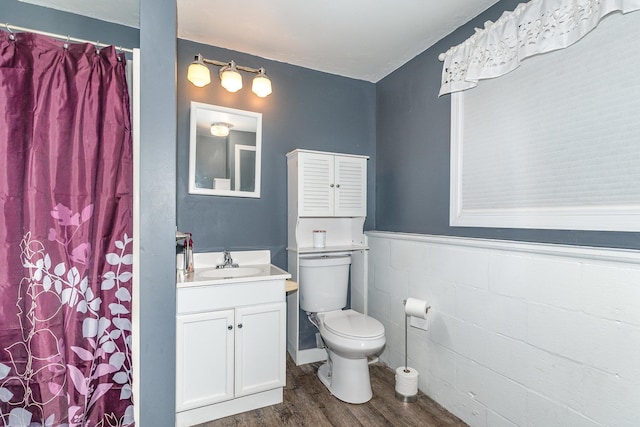 4719 Myra Lee Dr, Auburn, MI 48611 - full bath featuring wood finished floors, toilet, vanity, and a shower with curtain