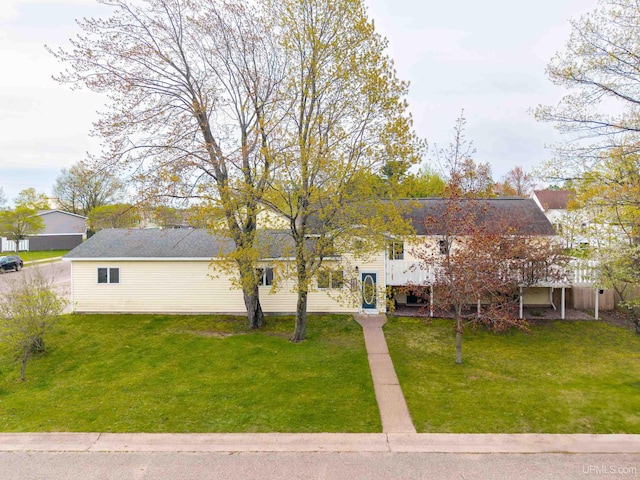2091 Wilkinson Ave, Marquette, MI 49855 - view of front facade with a front yard