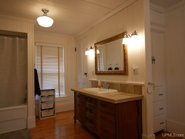 909 Quincy St, Hancock, MI 49930 - full bath featuring vanity, crown molding, wood finished floors, and shower / tub combo