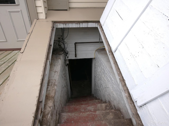 909 Quincy St, Hancock, MI 49930 - view of stairway