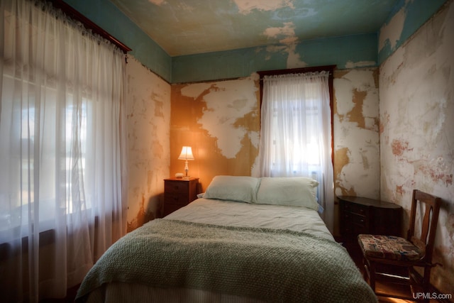 338 E Tamarack St, Ironwood, MI 49938 - bedroom featuring wallpapered walls