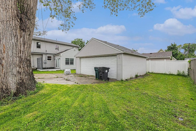 2678 Griffith Ave, Berkley, MI 48072 - rear view of property featuring an outbuilding and a detached garage
