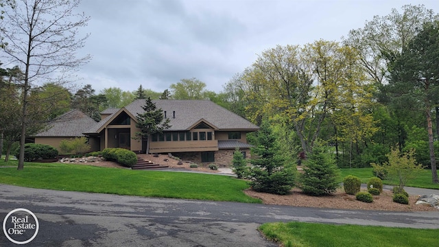 966 Pine Needle Trl, Oakland Twp, MI 48306 - view of front of home featuring a front yard