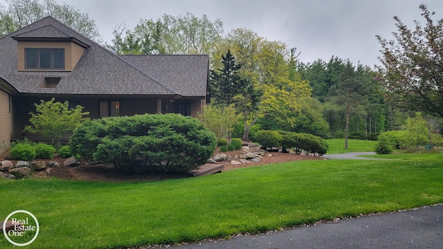 966 Pine Needle Trl, Oakland Twp, MI 48306 - view of side of property featuring a lawn and roof with shingles