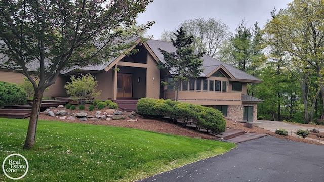 966 Pine Needle Trl, Oakland Twp, MI 48306 - view of front of property featuring a front lawn