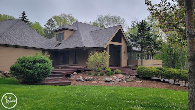 966 Pine Needle Trl, Oakland Twp, MI 48306 - view of front facade featuring a front lawn, covered porch, and a shingled roof