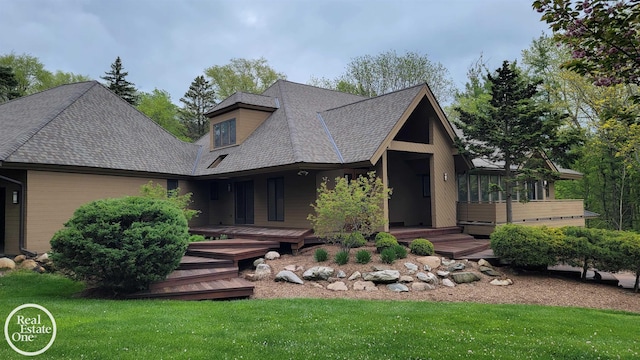 966 Pine Needle Trl, Oakland Twp, MI 48306 - view of front of property featuring a front yard, a wooden deck, and a shingled roof