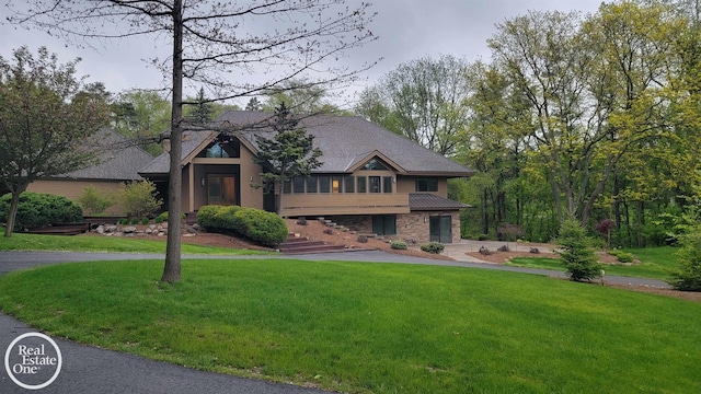 966 Pine Needle Trl, Oakland Twp, MI 48306 - view of front facade with a front lawn and stone siding