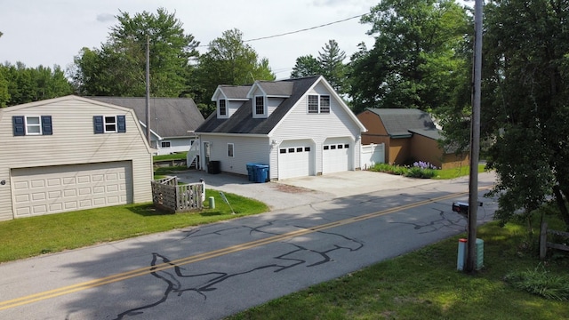 3214 Elnor Dr, Gladwin, MI 48624 - traditional home featuring concrete driveway and a front yard