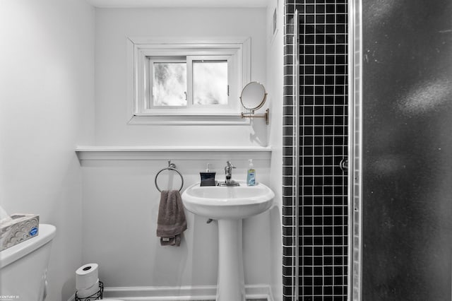 8912 Hubbard St, Livonia, MI 48150 - full bathroom featuring toilet and tiled shower