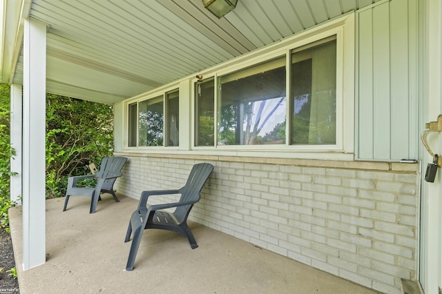 8912 Hubbard St, Livonia, MI 48150 - view of covered porch
