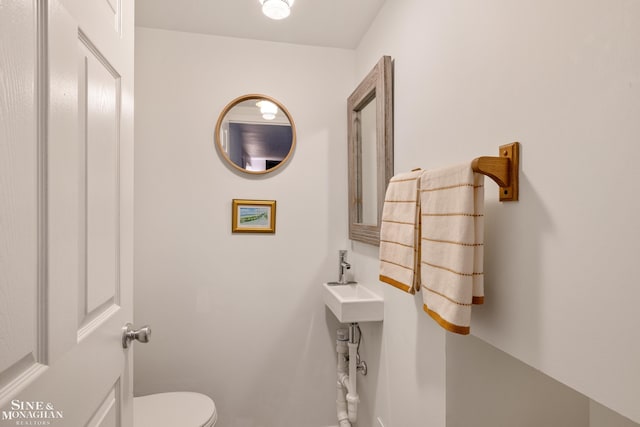 1435 Kensington Ave, Grosse Pointe Park, MI 48230 - half bath featuring toilet, baseboards, and a sink