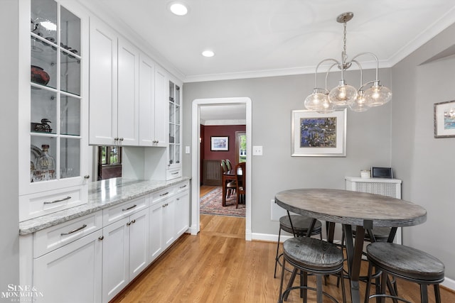 1264 Bedford Rd, Grosse Pointe Park, MI 48230 - dining area featuring light wood finished floors, crown molding, baseboards, and recessed lighting