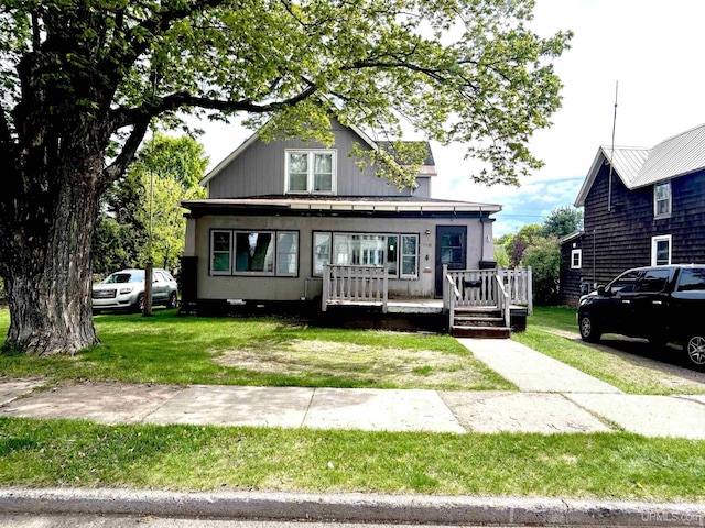 746 Maurice St, Ishpeming, MI 49849 - bungalow-style house featuring a front yard and covered porch