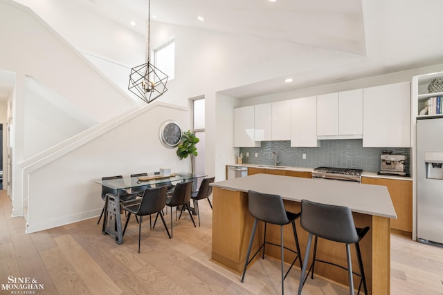 2638 John R St, Detroit, MI 48201 - kitchen featuring a sink, appliances with stainless steel finishes, modern cabinets, a breakfast bar, and a kitchen island