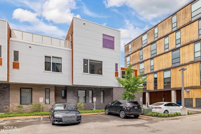 2638 John R St, Detroit, MI 48201 - view of property with uncovered parking