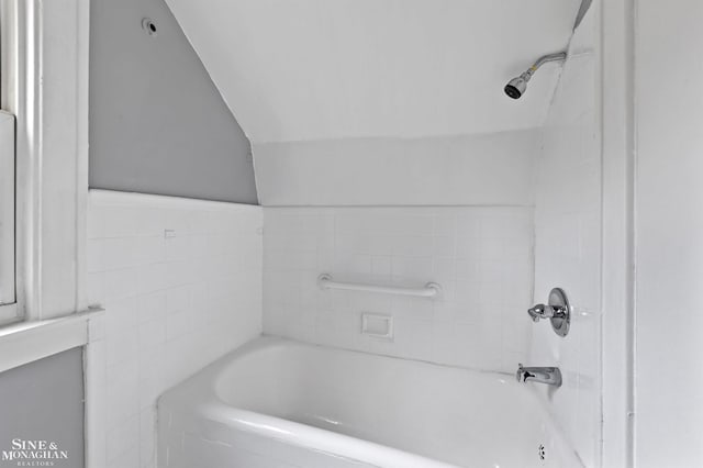 5553 Nottingham Rd, Detroit, MI 48224 - full bathroom featuring a bathtub, vaulted ceiling, and tile walls