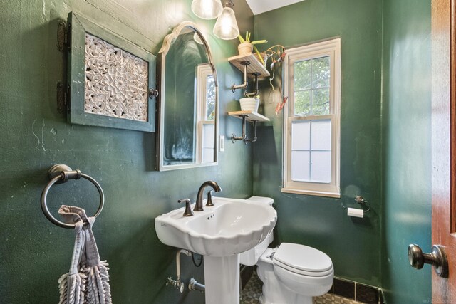 3106 Winifred St, Wayne, MI 48184 - bathroom with healthy amount of natural light and toilet