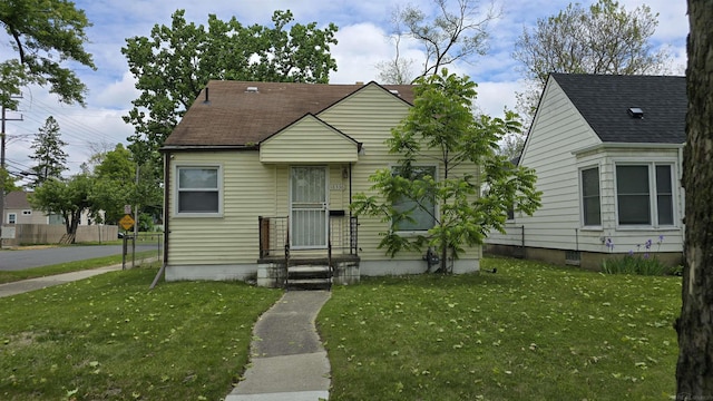 18336 Avon Ave, Detroit, MI 48219 - bungalow-style house with a front lawn