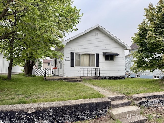 513 N 19th St, Escanaba, MI 49829 - bungalow with a front lawn