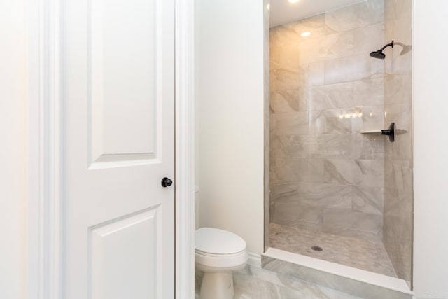 27621 Maryjane Ln E, Chesterfield Twp, MI 48047 - bathroom featuring a tile shower, toilet, baseboards, and recessed lighting
