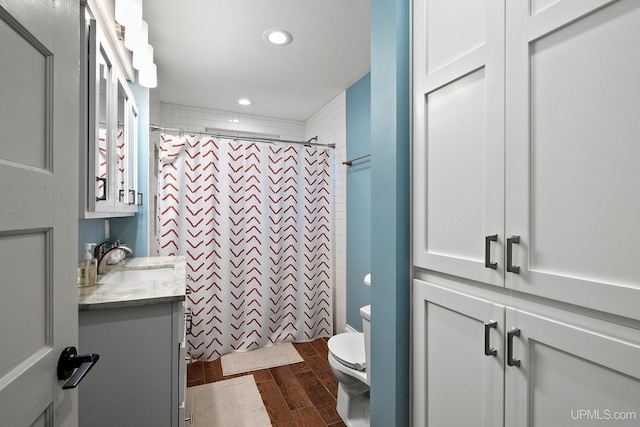 624 E G St, Iron Mountain, MI 49801 - full bath with vanity, toilet, wood finished floors, a shower with curtain, and recessed lighting