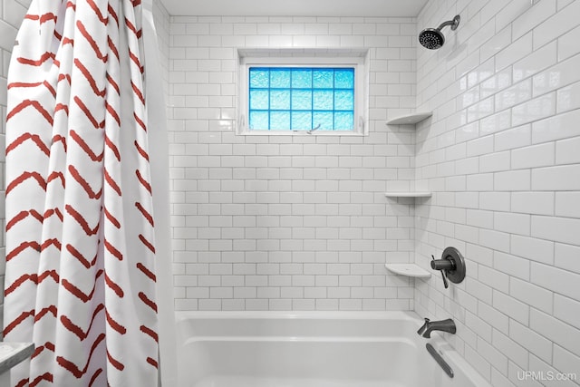 624 E G St, Iron Mountain, MI 49801 - full bath with shower / bathtub combination with curtain