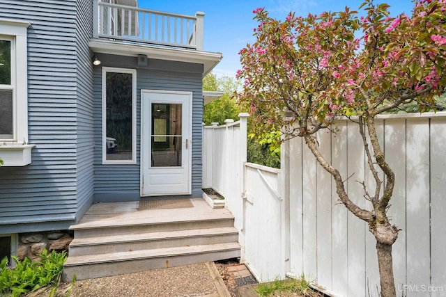 624 E G St, Iron Mountain, MI 49801 - property entrance featuring a balcony