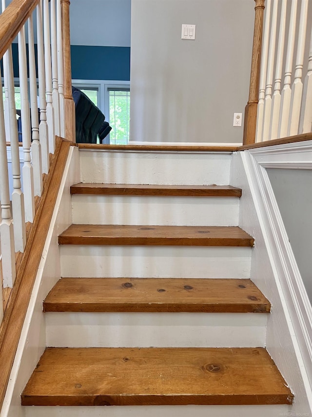 815 Cove Rd, Wales, MI 48027 - view of stairway