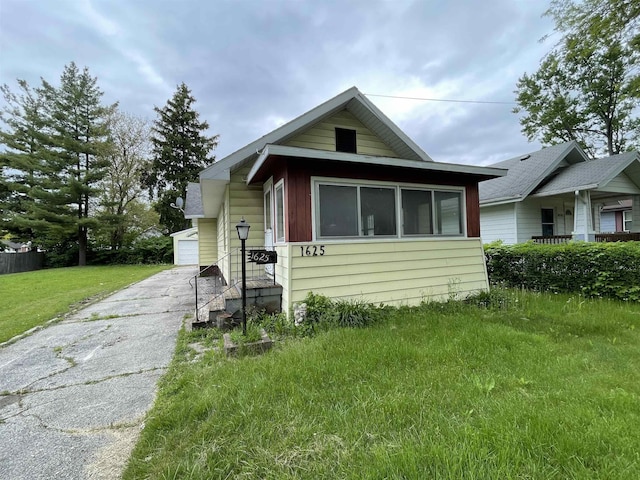 1625 N Oakley St, Saginaw, MI 48602 - bungalow-style home with a front lawn and a garage