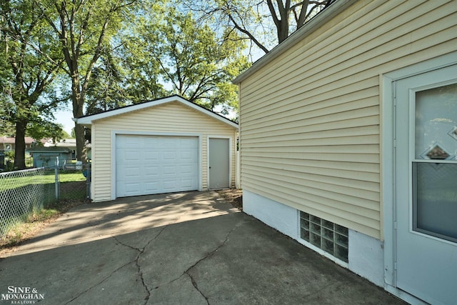 622 Kendon Dr, Lansing, MI 48910 - detached garage with concrete driveway