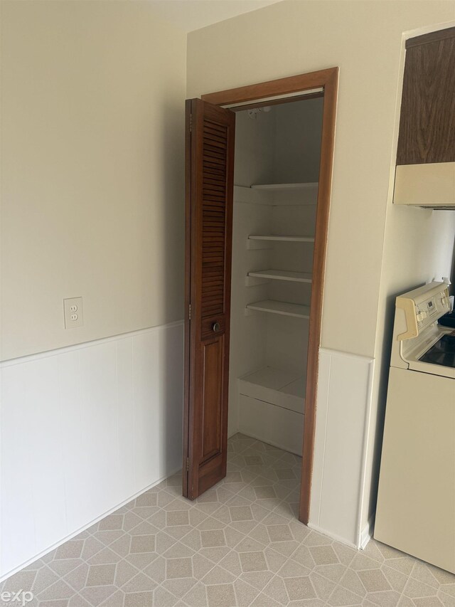 26167 Fairfield Ave, Warren, MI 48089 - interior space featuring washer / clothes dryer