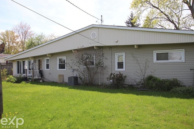 2940 Westland Dr, Port Huron, MI 48060 - view of side of home with a lawn