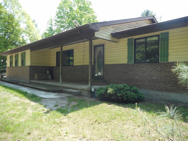 2575 W Huron Rd, Standish, MI 48658 - ranch-style home featuring brick siding, a porch, and a front yard