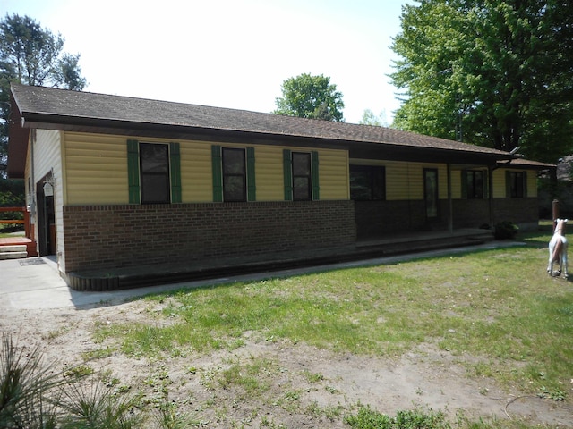 2575 W Huron Rd, Standish, MI 48658 - ranch-style house featuring brick siding, covered porch, and a front yard
