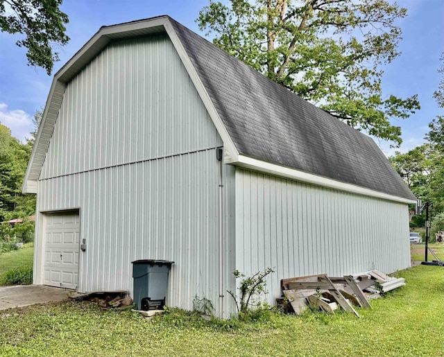 6223 E Townline Lake Rd, Harrison, MI 48625 - view of side of home with an outdoor structure, a gambrel roof, and a lawn