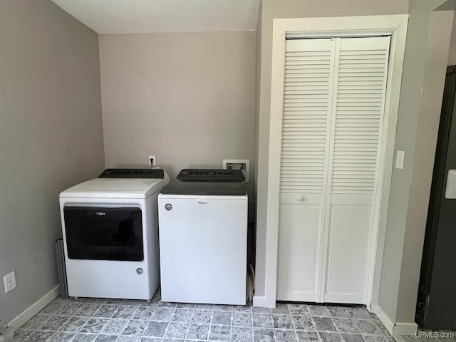 2731 W Jones Rd, Gulliver, MI 49840 - washroom with washer and dryer and baseboards