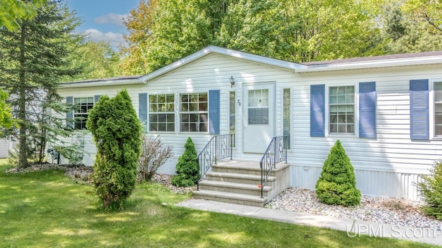 2600 S Hill Rd, Gladstone, MI 49837 - view of front facade with a front yard