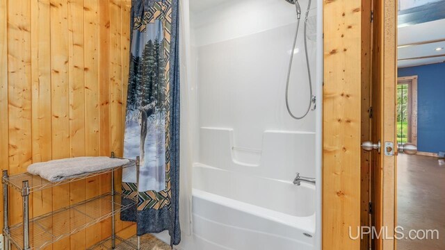 W5716 Warner Ln, Norway, MI 49870 - bathroom featuring shower / bath combo with shower curtain