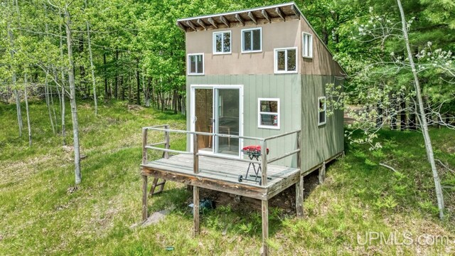 W5716 Warner Ln, Norway, MI 49870 - view of outdoor structure featuring a view of trees