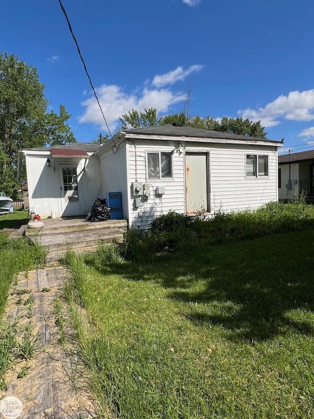 5441 Orchard Dr, East China, MI 48054 - rear view of property featuring a yard