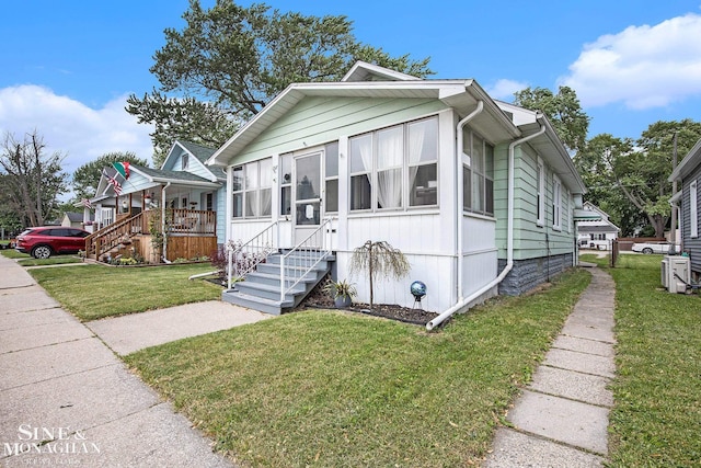 1317 Oak St, Port Huron, MI 48060 - view of front of property featuring a front yard and a sunroom