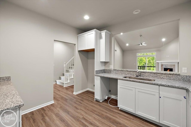 3095 Bridgewater Rd Unit # 30, Auburn Hills, MI 48326 - kitchen featuring a sink, ceiling fan, wood finished floors, white cabinetry, and baseboards