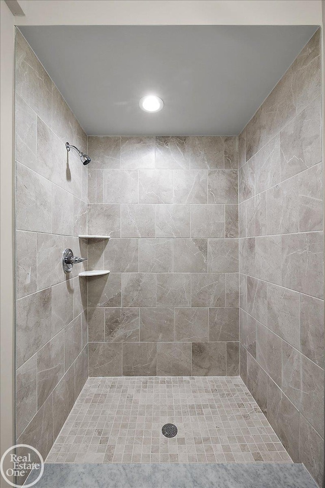 3095 Bridgewater Rd Unit # 30, Auburn Hills, MI 48326 - bathroom featuring tiled shower and recessed lighting