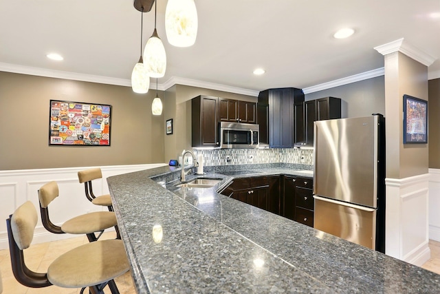 7859 Pine Ridge Dr, Clarkston, MI 48346 - kitchen featuring stainless steel appliances, a sink, crown molding, decorative light fixtures, and a breakfast bar area